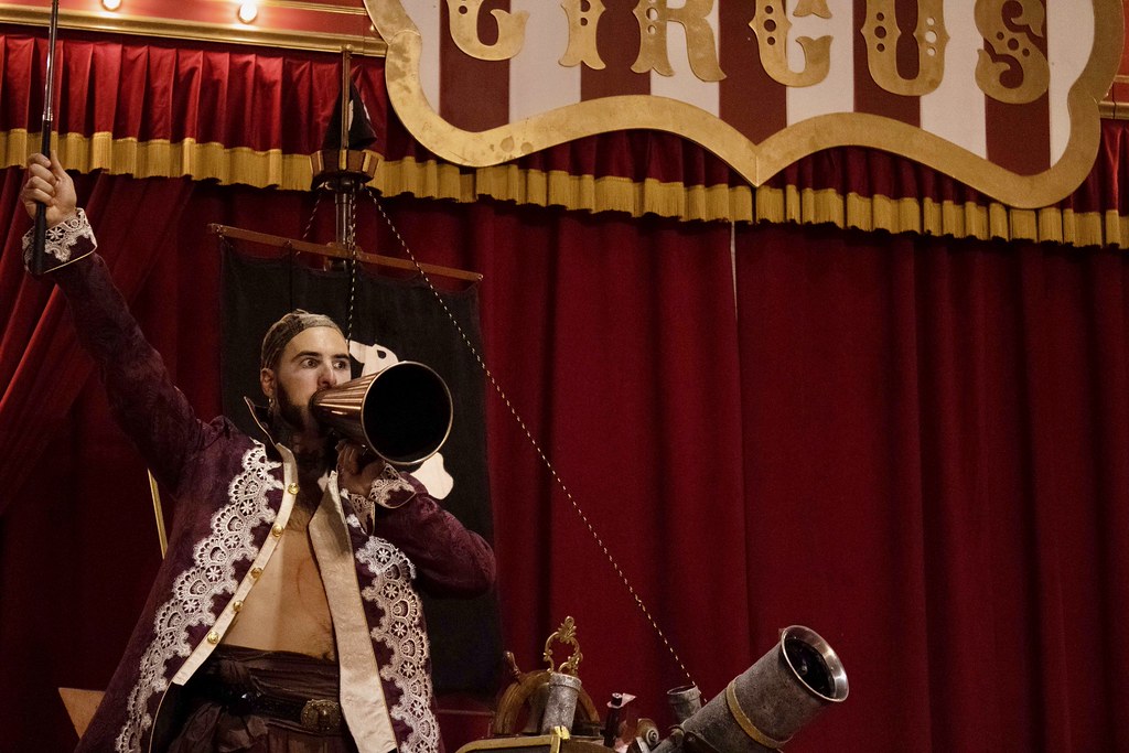 PIRATE GROGSHOW
